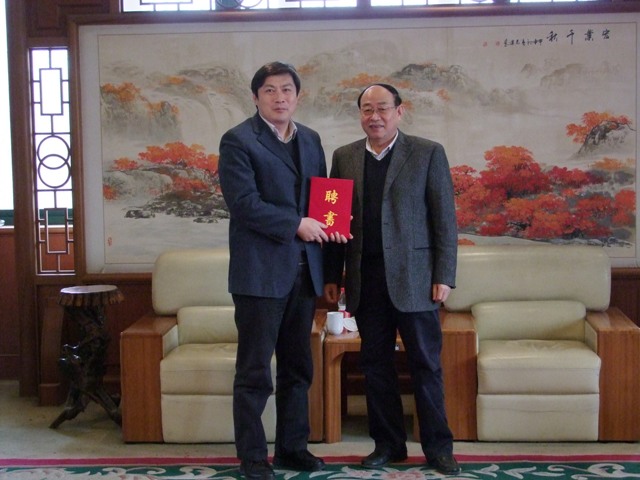 19-王学春院长颁发聘书2012.3.19-0.jpg