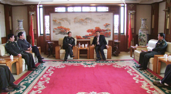 彭院长会见军分区领导-1.jpg