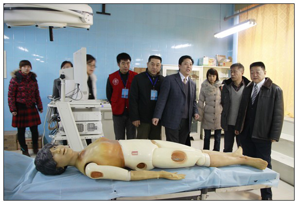 专家组实地检查教学设施.jpg
