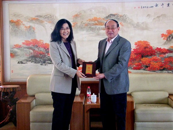 王学春颁发聘书.jpg
