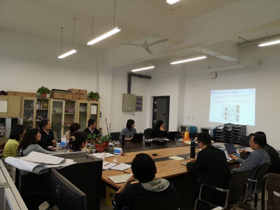 会议室里的人们 描述已自动生成